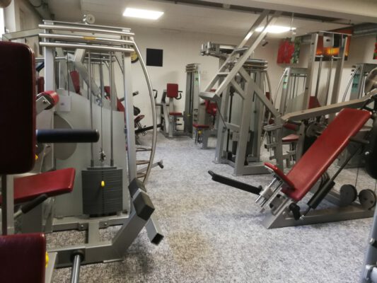 23 Fitnessgeräte warten auf dich! - Fitnessstudio