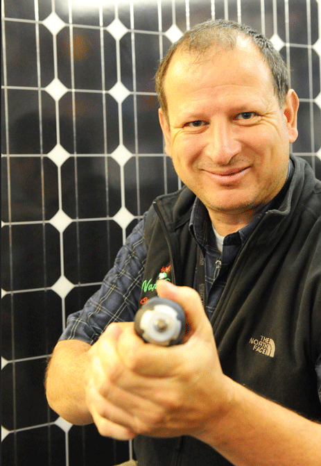 Martin Hohenwarter vor einer Photovoltaik