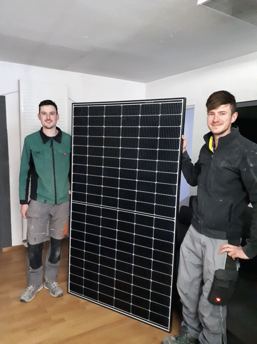 Rene und Elias mit einem Photovoltaikpanel
